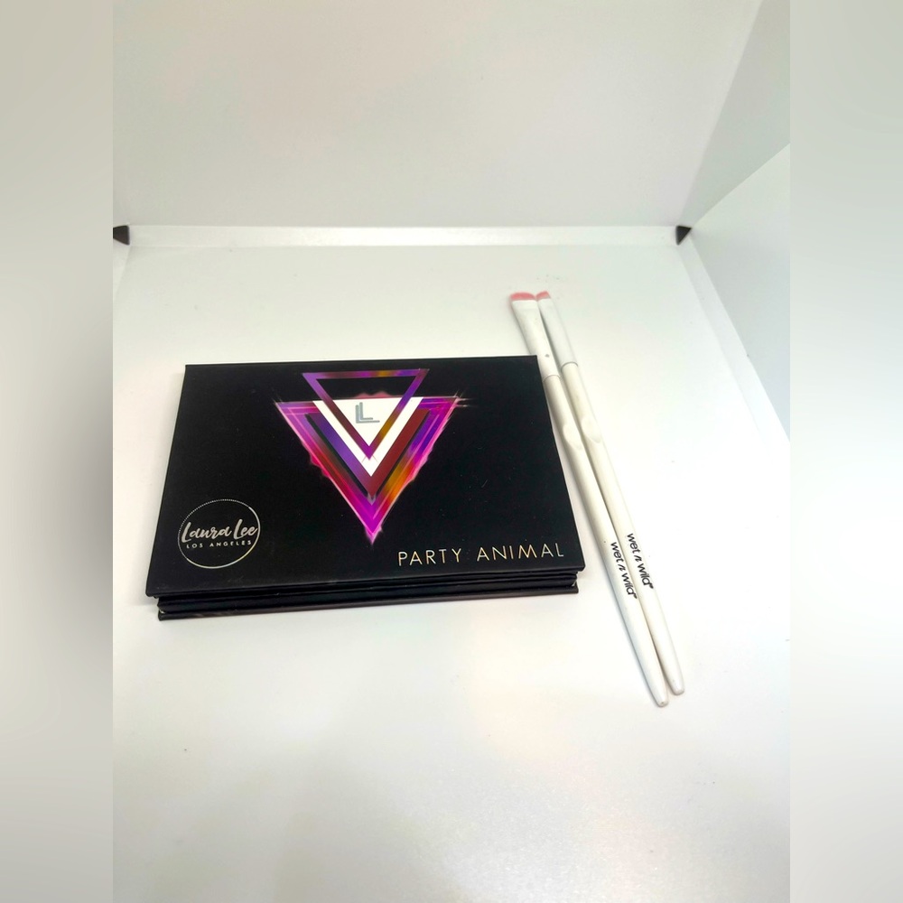 Laura Lee Party Animal Eyeshadow Palette & Wet n Wild Angled & Smoky Liner Brush